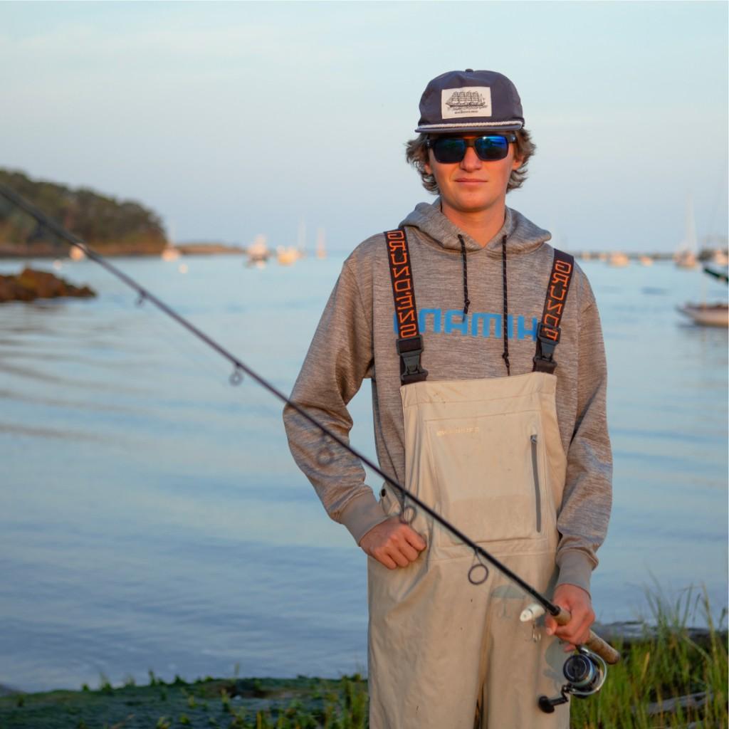 一名海洋生物学学生在缅因州海岸钓鱼