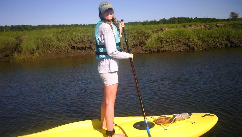 一名女学生在站立式桨板上航行
